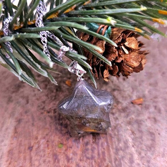 Nature Labradorite Flashy Faceted Star Pendant Necklace - Picture 4 of 9